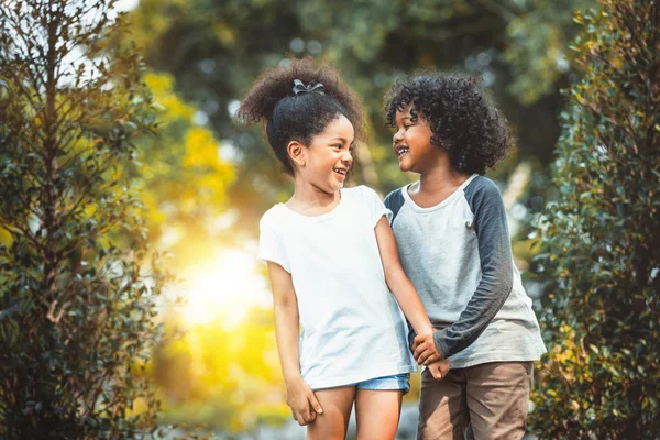 Menino Menina Felizes Parque Duas Crianças Afro Americanas Juntas Jardim — Fotografia de Stock