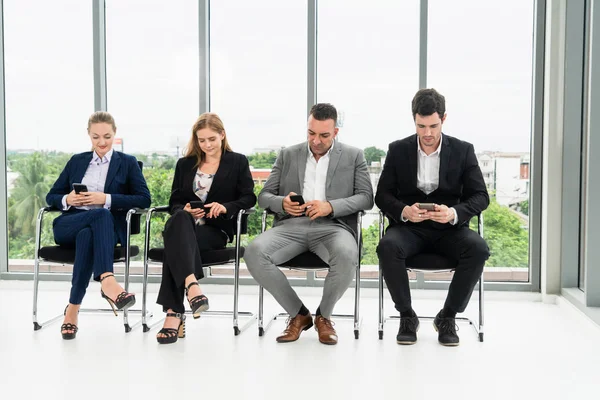 Imprenditrici e imprenditori che utilizzano il telefono cellulare . — Foto Stock