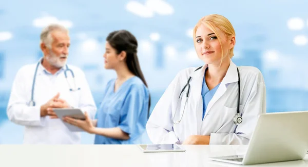 Professioneller Arzt Der Krankenhausbüro Oder Klinik Mit Anderen Ärzten Krankenschwestern — Stockfoto