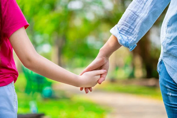 Feliz madre e hija pequeña en el parque . — Foto de Stock