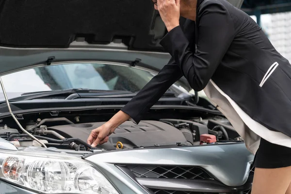 Donna il cui guasto auto chiamare per il servizio di riparazione. — Foto Stock