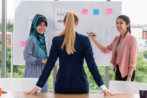 Grupo de trabajo multicultural en la reunión de trabajo en equipo. —  Fotos de Stock