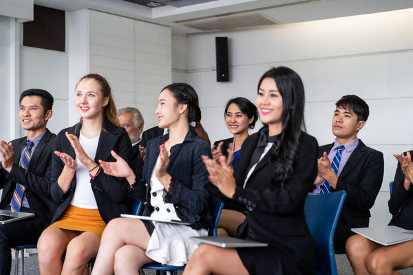 Бизнесмены и предпринимательницы празднуют успех.