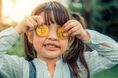 Bitcoin dijital para tutan küçük bir kız çocuk. Yatırım ve ticaret kolay bitcoin kavramı.