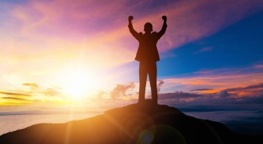 Başarı ve İş Hedefi Başarı Konsepti - İkonik grafik arayüzü olan yaratıcı iş adamları, iş başarısına verilen çalışan ödüllerini gösteriyor.