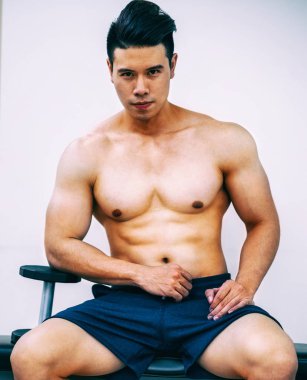 Kaslı adam vücut geliştirmeci dumbbells ile eğitim.