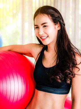 Fitness topu ile genç kadın pilates egzersizi.