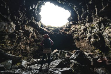 Kadın gezgin İzlanda'da lav tüneli keşfetmek.