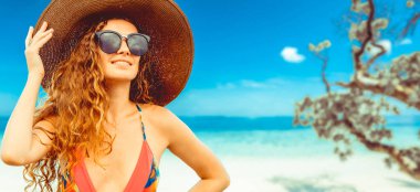 Yaz tatilinde sahilde mutlu genç kadın.