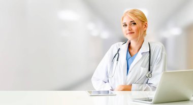 Hastanede dizüstü bilgisayar kullanan bir doktor..