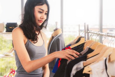 Alışveriş merkezinde giysi için güzel kadın dükkanlar