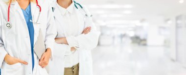 Doktor diğer doktorlar ile hastanede çalışıyor.