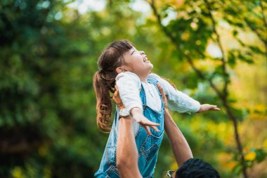 Mutlu baba holding kız parkta. Çocukluk eğlenceli ve baba gün kavramı.