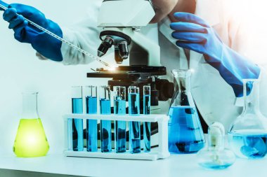 Kimyager laboratuvarında çalışan kadın bilim adamı.