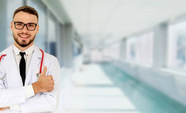 Hastanede çalışan genç erkek doktor..