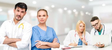 Doktor diğer doktorlar ile hastanede çalışıyor.