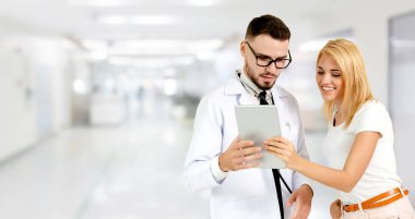 Doktor hasta hastanede konuşurken.