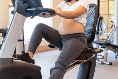 Aktif hamile kadın spor salonu..