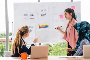 Takım çalışması toplantısında çok kültürlü çalışma grubu.