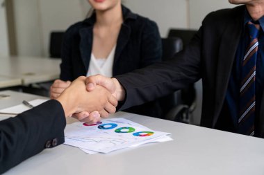 İş adamlarının el sıkışma anlaşması.