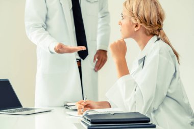 Hastanedeki kadın doktor eşiyle konuşuyor.