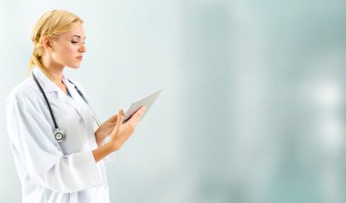 Hastanede tablet bilgisayar kullanan bir doktor..