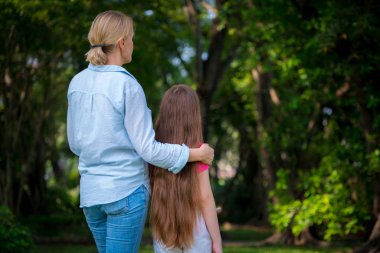 Rahat mutlu anne ve küçük çocuk kız açık havada genel Park. Ebeveyn ve çocuk kavramı.