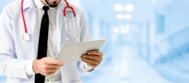 Hastanede tablet bilgisayar kullanan bir doktor..