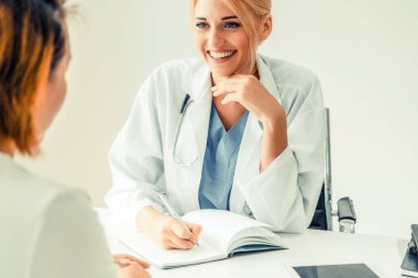 Kadın Doktor ve Kadın Hasta Hastane Ofisinde