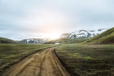 İzlanda 'nın dağlık bölgelerinde Landmanalaugar Yolu.