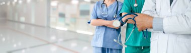 Doktor diğer doktorlar ile hastanede çalışıyor.