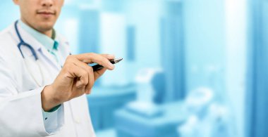 Metnin için boş yere kalem doğrultan doktor.