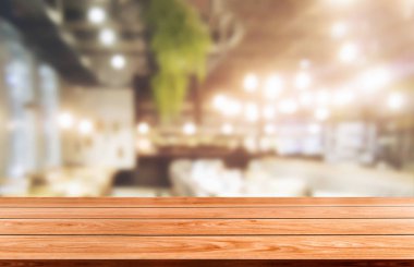Modern restoranın bulanık arka planda ahşap masa