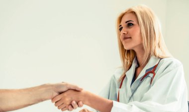 Kadın Doktor ve Erkek Hasta Hastane Ofisinde