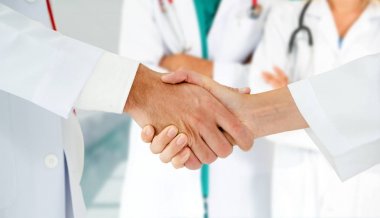 Doktor diğer doktorlar ile hastanede çalışıyor.