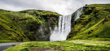 Skogafoss Şelalesi Yazın İzlanda 'da.