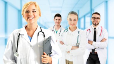 Doktor diğer doktorlar ile hastanede çalışıyor.