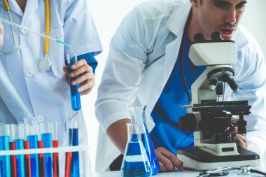 Kimya laboratuvarında çalışan bir grup bilim adamı.