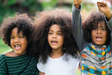 Okul Bahçesi oynayan mutlu Afro-Amerikan erkek ve kız çocuk grubu. Çocuklar dostluk ve eğitim kavramı.