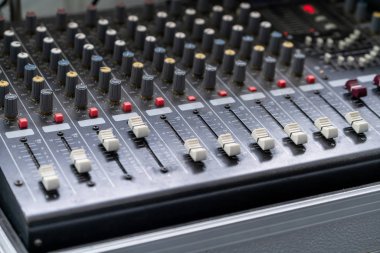 Amplifikatör mikser ve ekolayzırın yakın çekim.