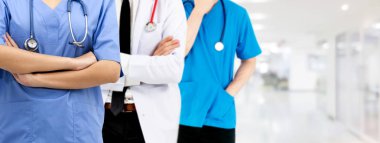 Doktor diğer doktorlar ile hastanede çalışıyor.