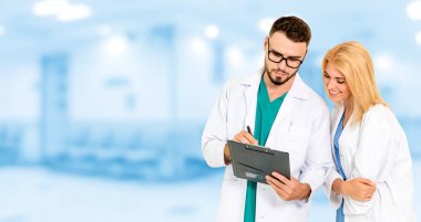 Doktorlar iş arkadaşlarıyla hastanede çalışıyorlar..