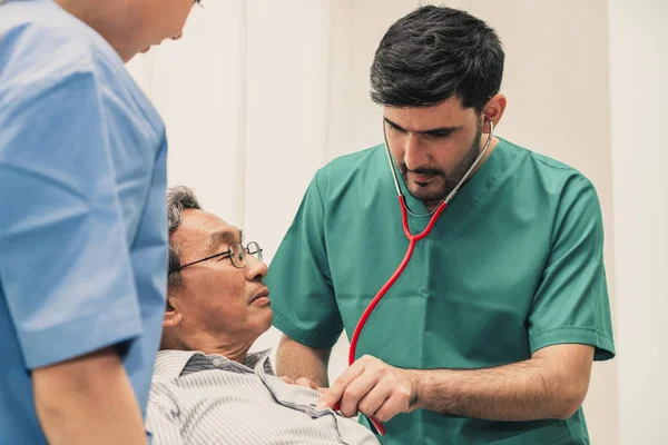 Team medico che si prende cura del paziente adulto anziano . — Foto Stock