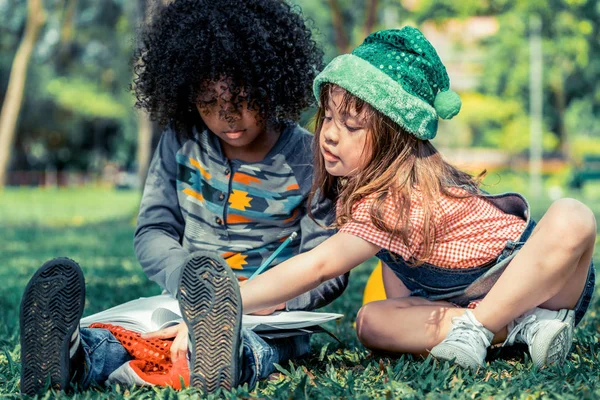 Skolan Pojke Och Flicka Läsebok Tillsammans Parken Utbildning Och Vänner — Stockfoto