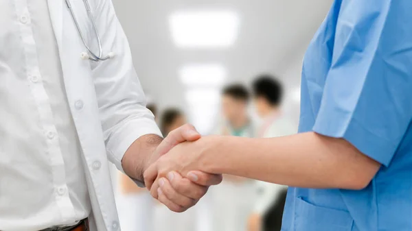 Médico en el hospital apretón de manos con otro médico . —  Fotos de Stock