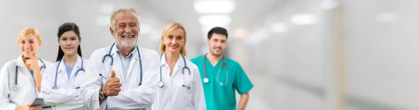 Médico que trabalha no hospital com outros médicos . — Fotografia de Stock