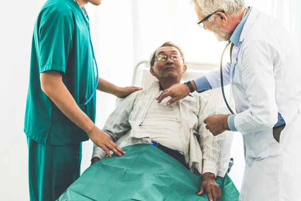 Médico Maduro Hablando Examinando Salud Del Paciente Mayor Sala Hospital — Foto de Stock