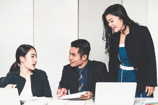 사무실에서 함께 모여 일하는 사업가들. — 스톡 사진