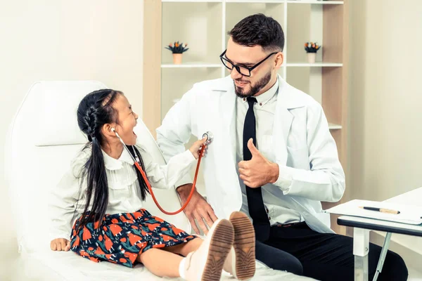 Happy little kid visit doctor in hospital office. — Stock Photo, Image