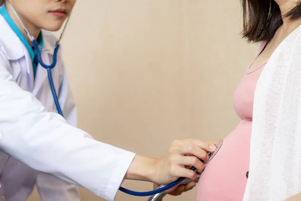 Gravid kvinna och gynekolog doktor vid sjukhuset — Stockfoto